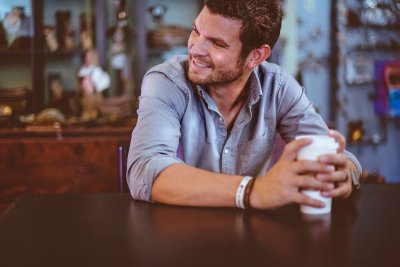 Overhemd en nette jeans de perfecte casual chic outfit voor mannen